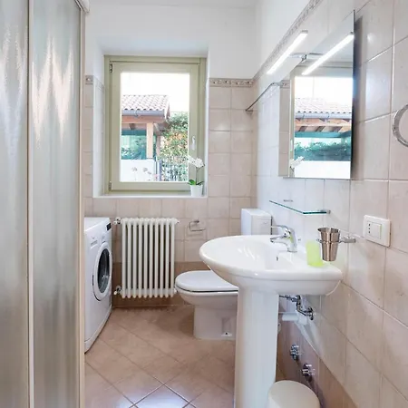 Apartment Il Patio Varenna Pool Sleeps 6 Perledo