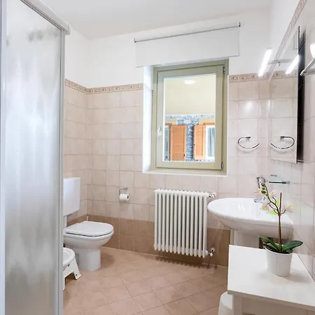 Apartment Il Patio Varenna Pool Sleeps 6 Perledo